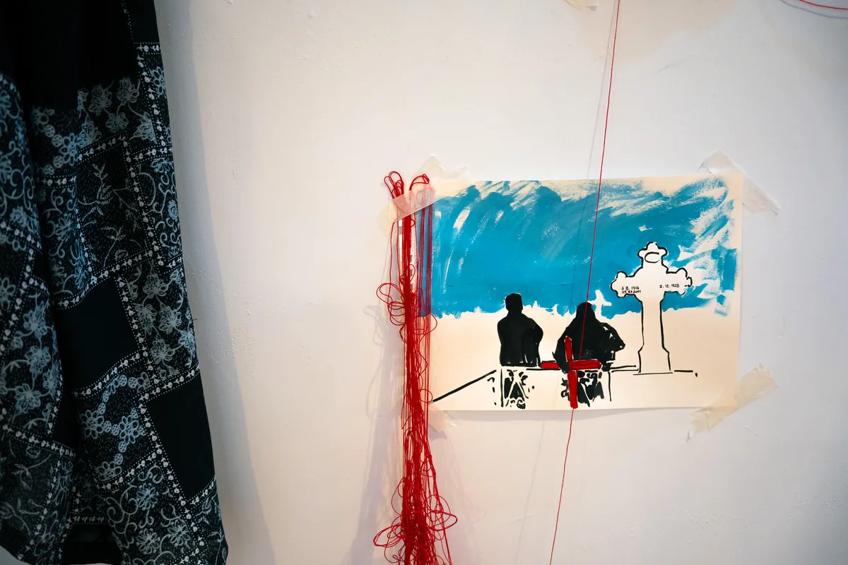 Robe sleeve and mourning drawing at the grave with cascading red wool bundle
